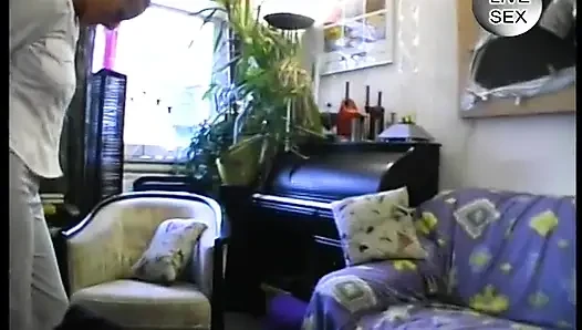 Cewek semok rambut pirang lagi asik muasin memeknya pakai dildo di video solo