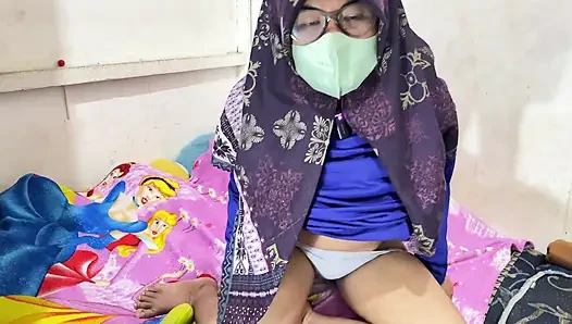 Tante Riani sange tidak ada lawan main akhirannya colmek buat memenuhi hasrat birahinya