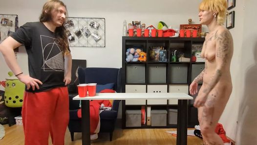 Kurzhaarige blondine spielt ein bier-pong-spiel mit ihrem kleinen schwanz, ehemann