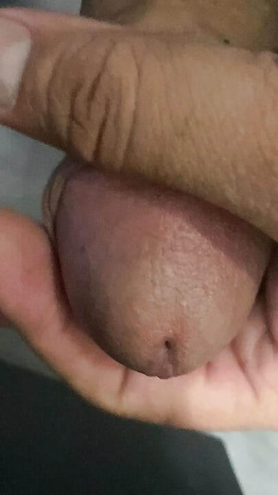 En el baño había una polla que se estaba poniendo dura, solo sabiendo aguantar sin poder hacer nada