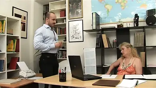 Seksi ve olgun patronun genç yaraklara karşı bir şeyi var