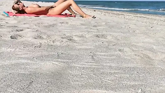 Heiße MILF, die am fkk-strand masturbiert, wurde vor der kamera erwischt