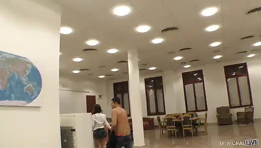 Yaramaz üniversiteli kız Renata Fox gözaltına alınmayı seviyor