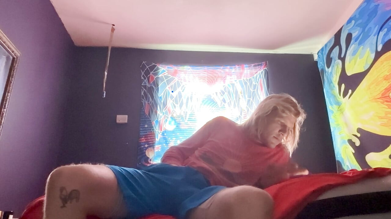 Hung guy try’s out jerking off on cam
