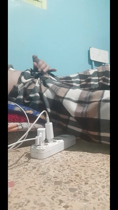 把从裤子的洞里拉出来