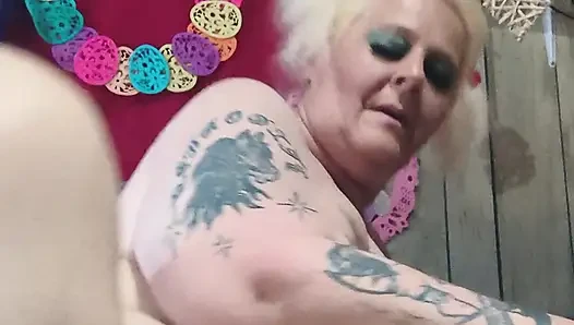 Это происходит в большой заднице шлюхи!!!!!!!!!!