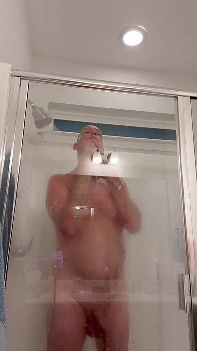 Douche et rasage, rasage des couilles notamment