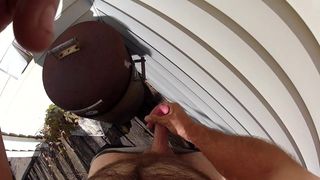 Cumming en el porche trasero