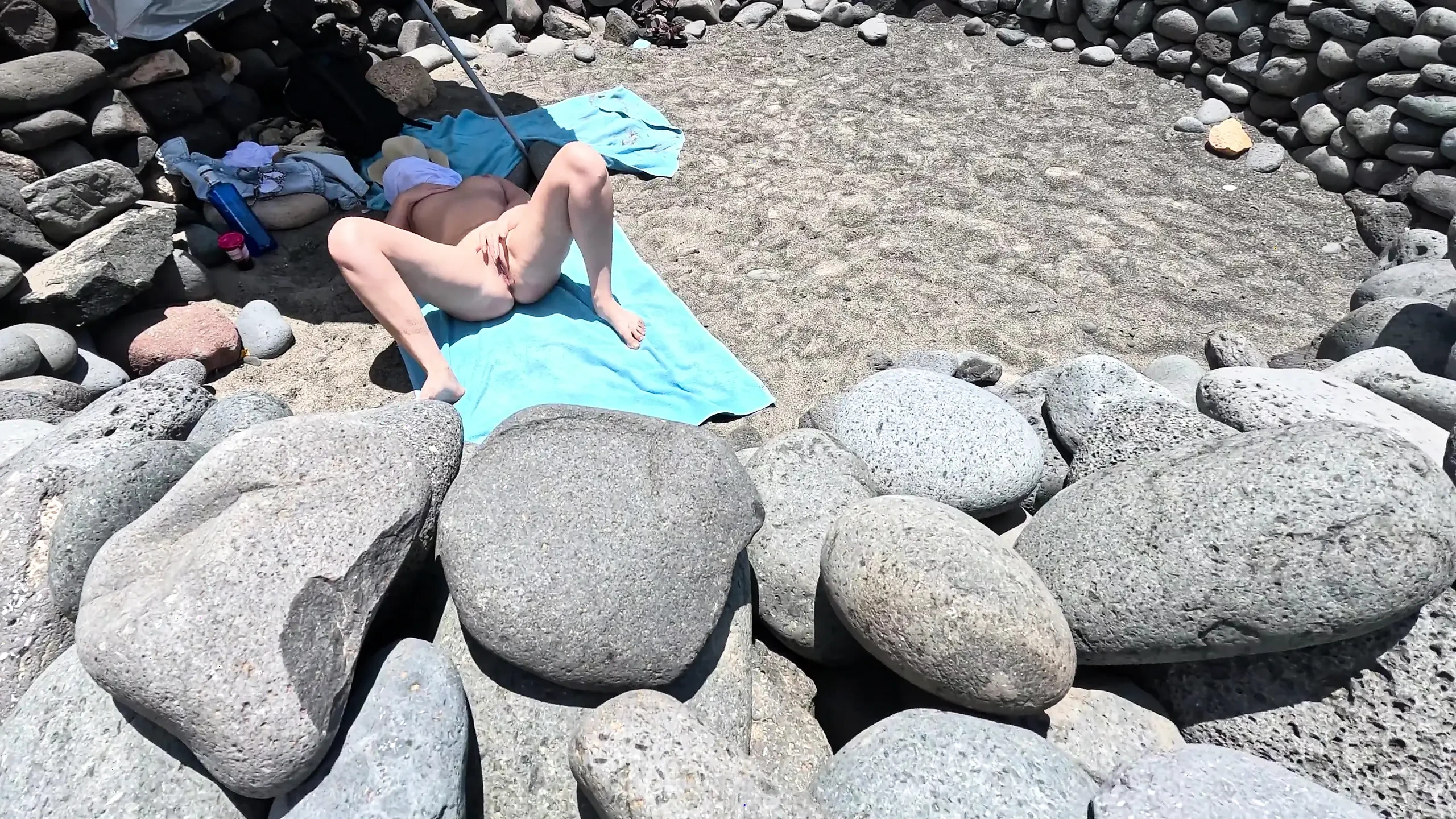 He Saw a Naked Girl on the Beach and Started Jerking off