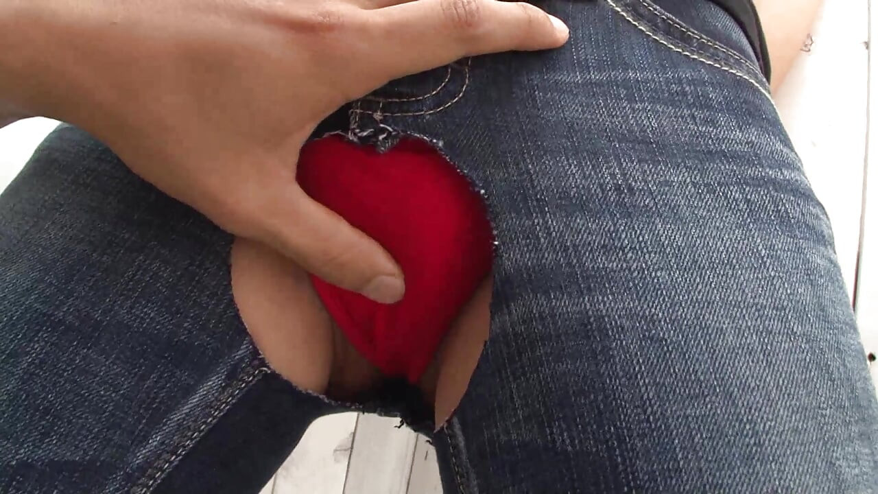 Tynd pige stønner af nydelse, da hun bliver kneppet af en kæmpe pik gennem iturevne jeans