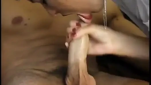 Domuz kuyruklu siyah saçlı sürtük kanepede ateşli sulu yarağı emiyor ve sikiyor
