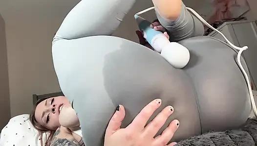 Super getränkt: squirting durch leggings