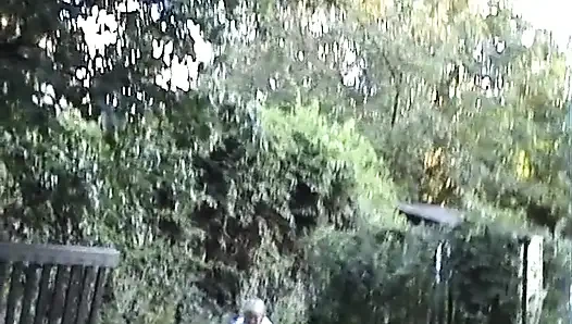 Худенькая блондинка трахается по дому