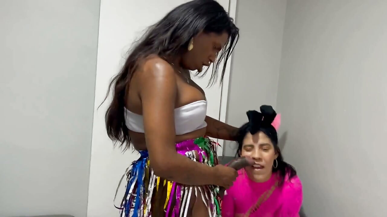 Festa com duas trans dotadas fodendo buceta e ampliando minha bunda