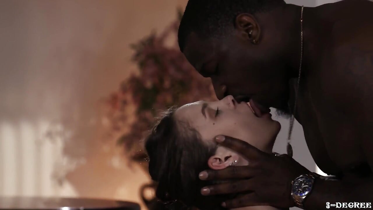 Zero Tolerance Films - ¡la animadora Mia Moore en tres aplausos para la polla negra!