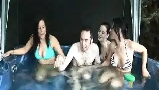 Удивленный в джакузи