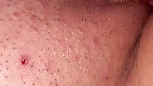 Selbstgedreht, echtes amateur-paar, das spaß auf der couch hat. Echter orgasmus