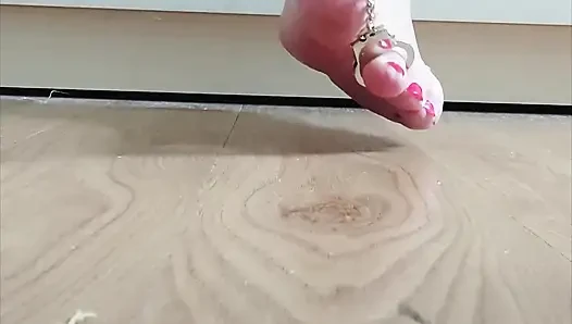 Çıplak Ayak Parmaklarımdaki Küçük Kelepçeler