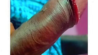 Grote penis kok Indische dorpsjongen toont grote penis die zich aftrekt