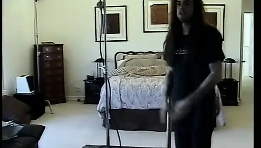 Adam yatakta sarışın bir bebek tarafından emilirken esmerlerin amını yalıyor