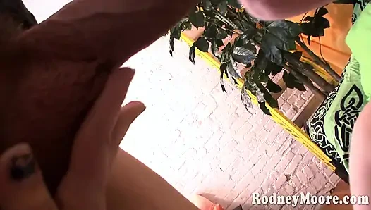 İhale porno acemi amatör götünü yalatıyor