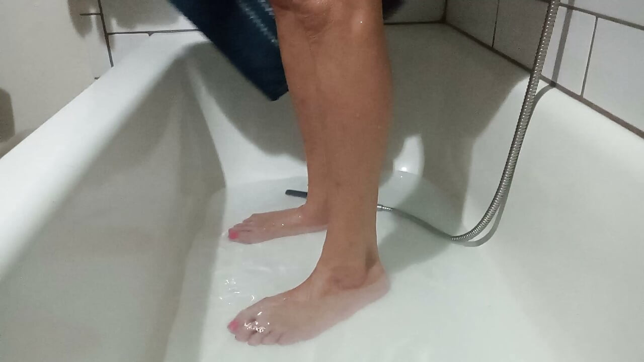 Lizzy Yum SEPTEMBER 2026 bathing masturbation