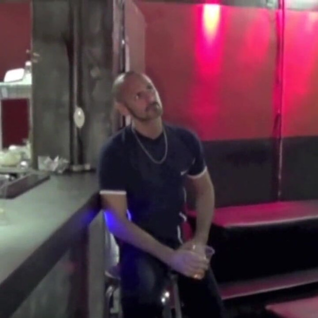 Молодой твинк покорил ступни папочки