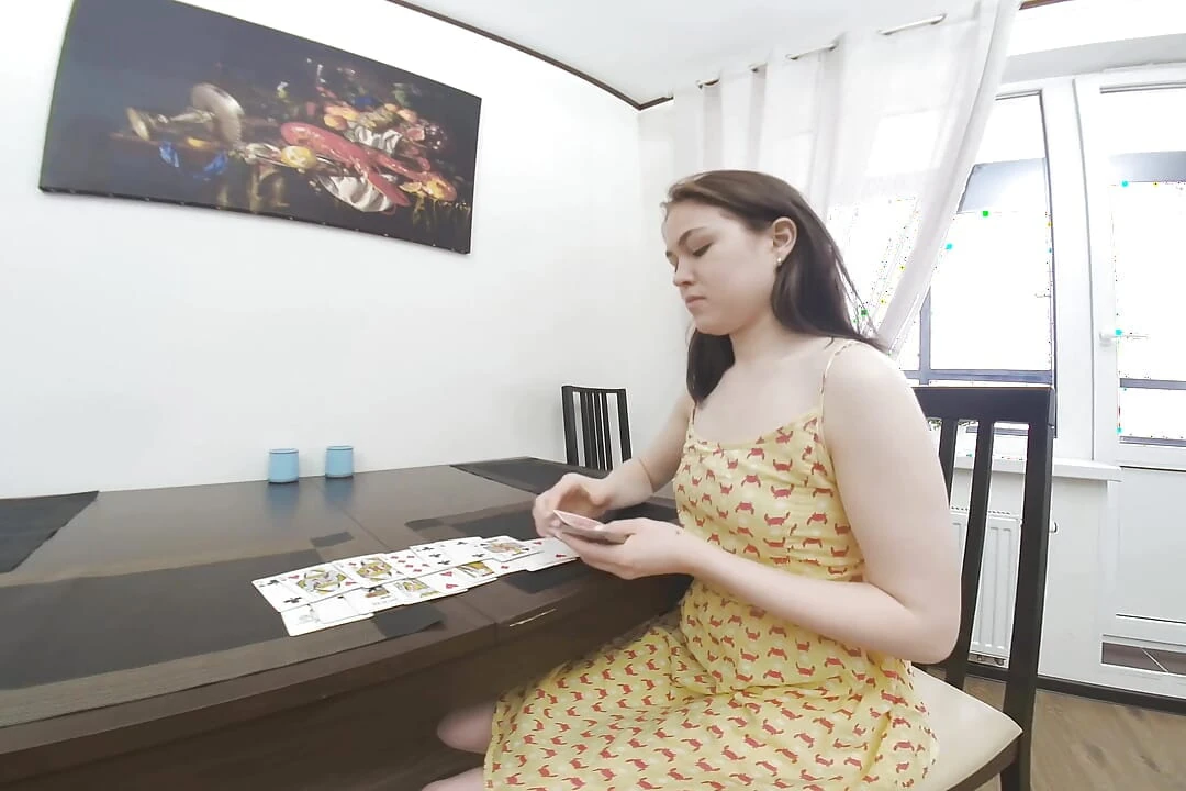 俄罗斯模特玛雅石头的手在她的内裤里变得讨厌
