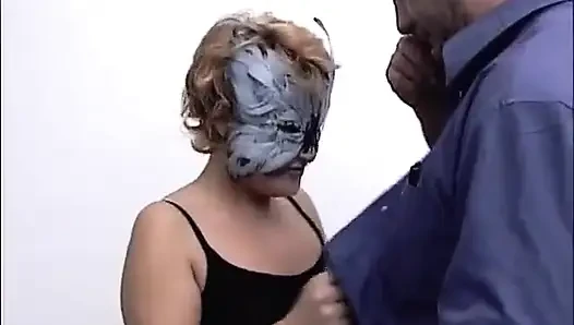 Bomba'nın evinde yemek yiyorsun ve