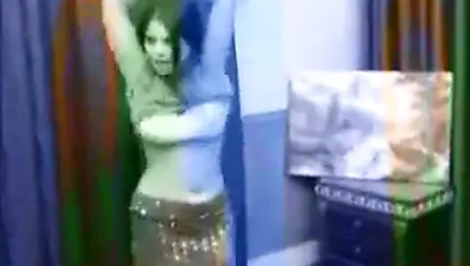 Une fille afghane danse une danse porno nue