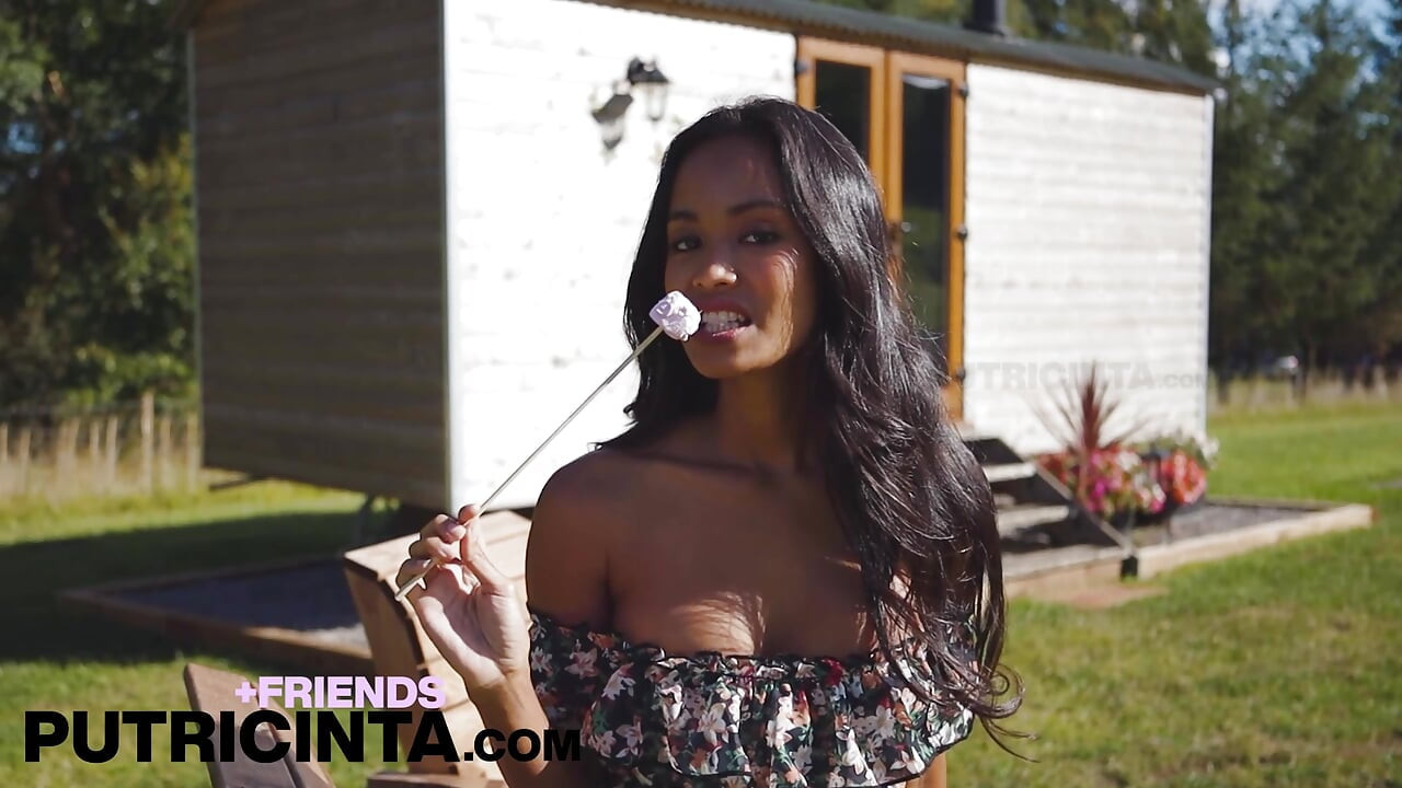Putri Cinta nadržená drobná dívka ukazující své nahé tělo pod nebem