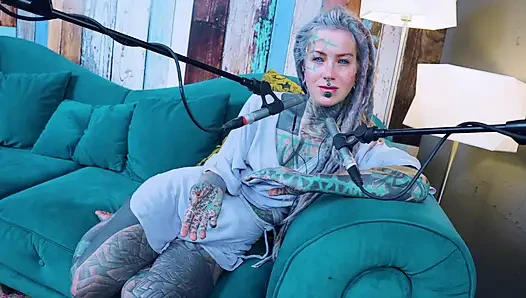Z hakkında konuşuyorum - zeal - asmr podcast sfw konuşuyor gotik sıska kız dreadlocks dövmeli model dövmeli kız