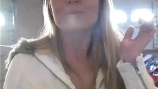 Gadis remaja nakal lagi asik merokok di video close up