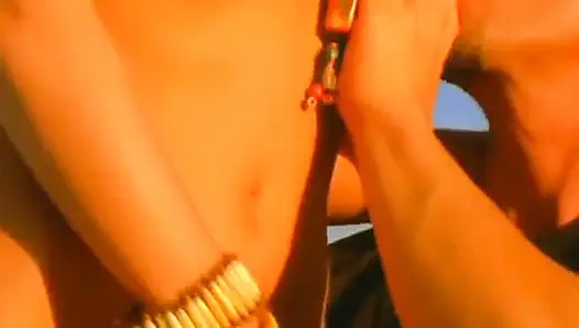 Pissendes durchnässtes blondes schätzchen kniet für desert Golden Shower