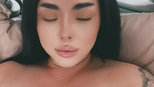 Majikan lilikitten lagi asik ngusap memeknya pakai lingerie seksi