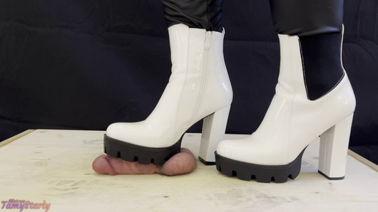 Des bottes blanches à talons dangereuses écrasent et piétinent la bite d'un esclave - 3 POV, CBT