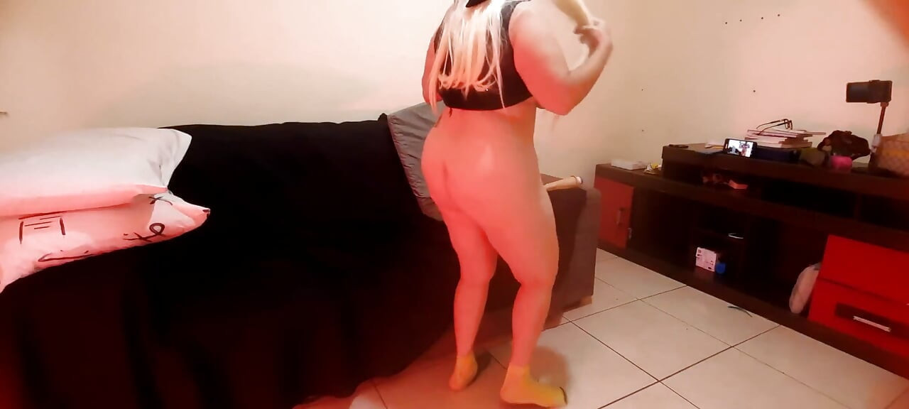 Hij legde uit dat de brunette een mooie pijpbeurt geeft.