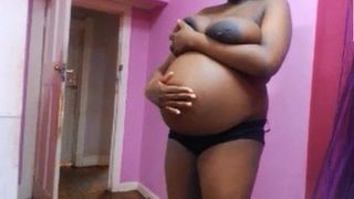 Качественная беременная девушка с массивными сиськами и ареола перед вебкамерой