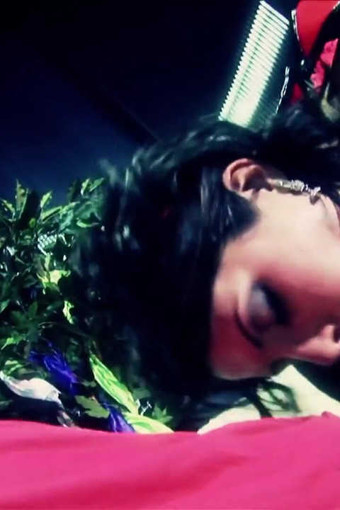 Mamă sexy brunetă perfectă în costum de buburuză suge pula și se fute cu un piston bun