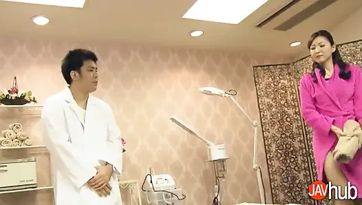 Hitomi ohashi şehvetli masaj seansı yarağa binmeye yol açıyor