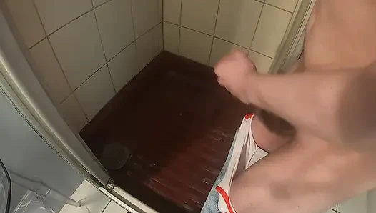 Duşta işiyor ve boşalıyor