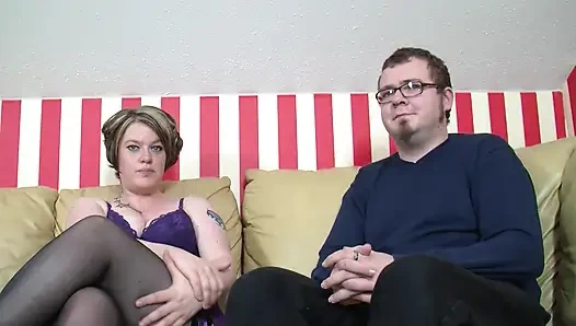 Wanita sange ini lagi asik nyepong kontol pria lain