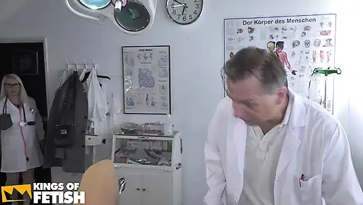 Memek pasien rambut pirang ini dientot habis-habisan sama dokter tua sampai memeknya dientot habis-habisan sama susternya