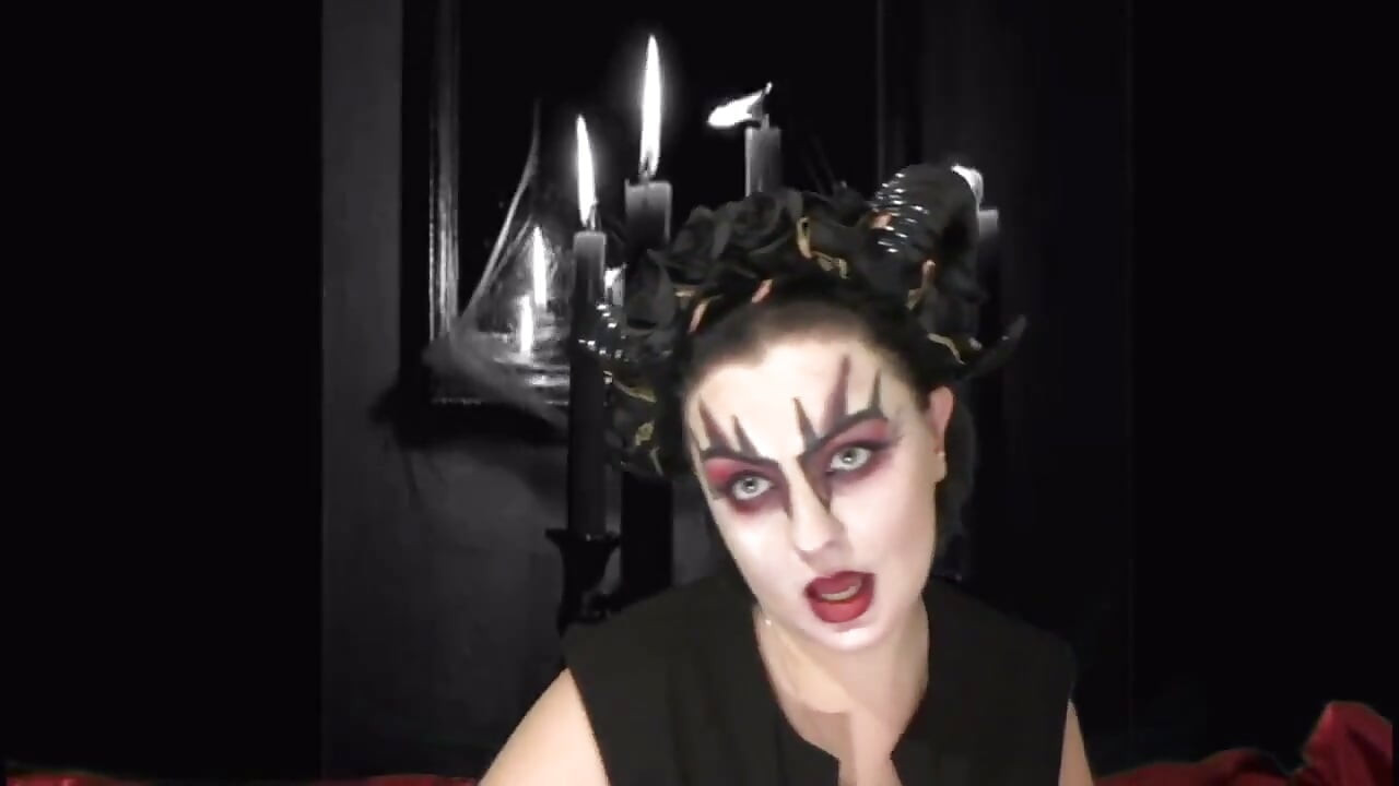 Succubus îți scurge sperma cu muie