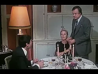 在家里打屁股。