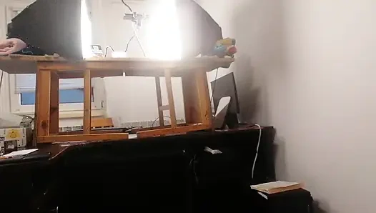 Сексуальная брюнетка занимается обнаженными делами по дому.