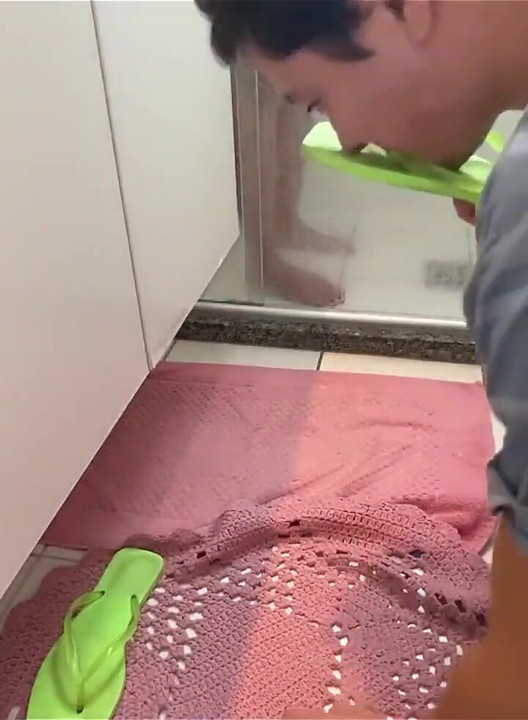 Une esclave aux pieds marche après avoir pris une douche, épisode 2