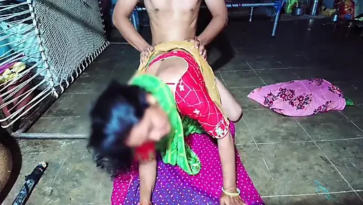 Üvey kız kardeşim Hintçe sesli xxx video ile evde desi tarzı seks videosunda seks yapıyor