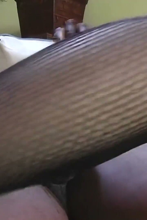 穿着情趣内衣挑逗着，让她的黑人大屌兴奋地插入这位巨乳白人黑发女郎。
