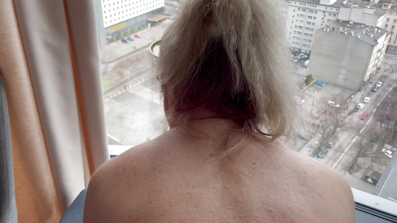 Sevimli MILF genç bir penis için bacaklarını açtı